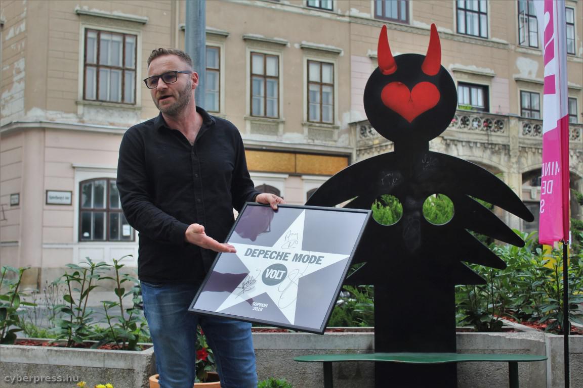 Felavatták a DEPECHE MODE soproni szoborszékét (képek